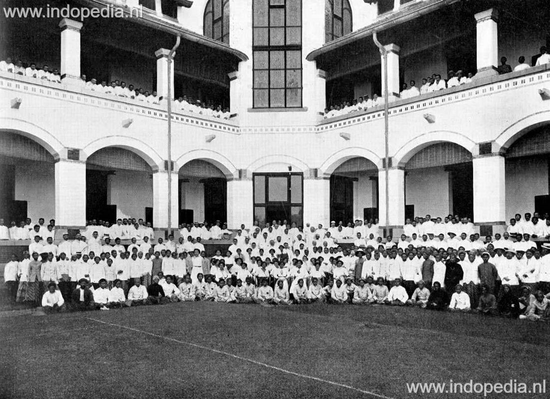 Groep van het personeel van het hoofdgebouw van de Nederlandsch Indische Spoorweg Maatschappij (N.I.S.) te Semarang